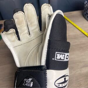 CCM 452 Tacks, Black and White Hockey Glove, (1), Right Hand Glove, Small, 10”
